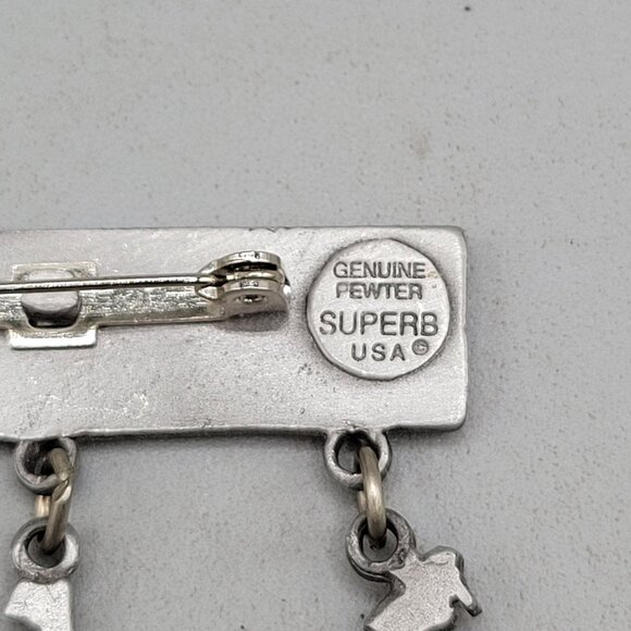 Jamestown Settlement Pewter Pin With Colonial Figures Ship Charms Superb - Picture 3 of 3